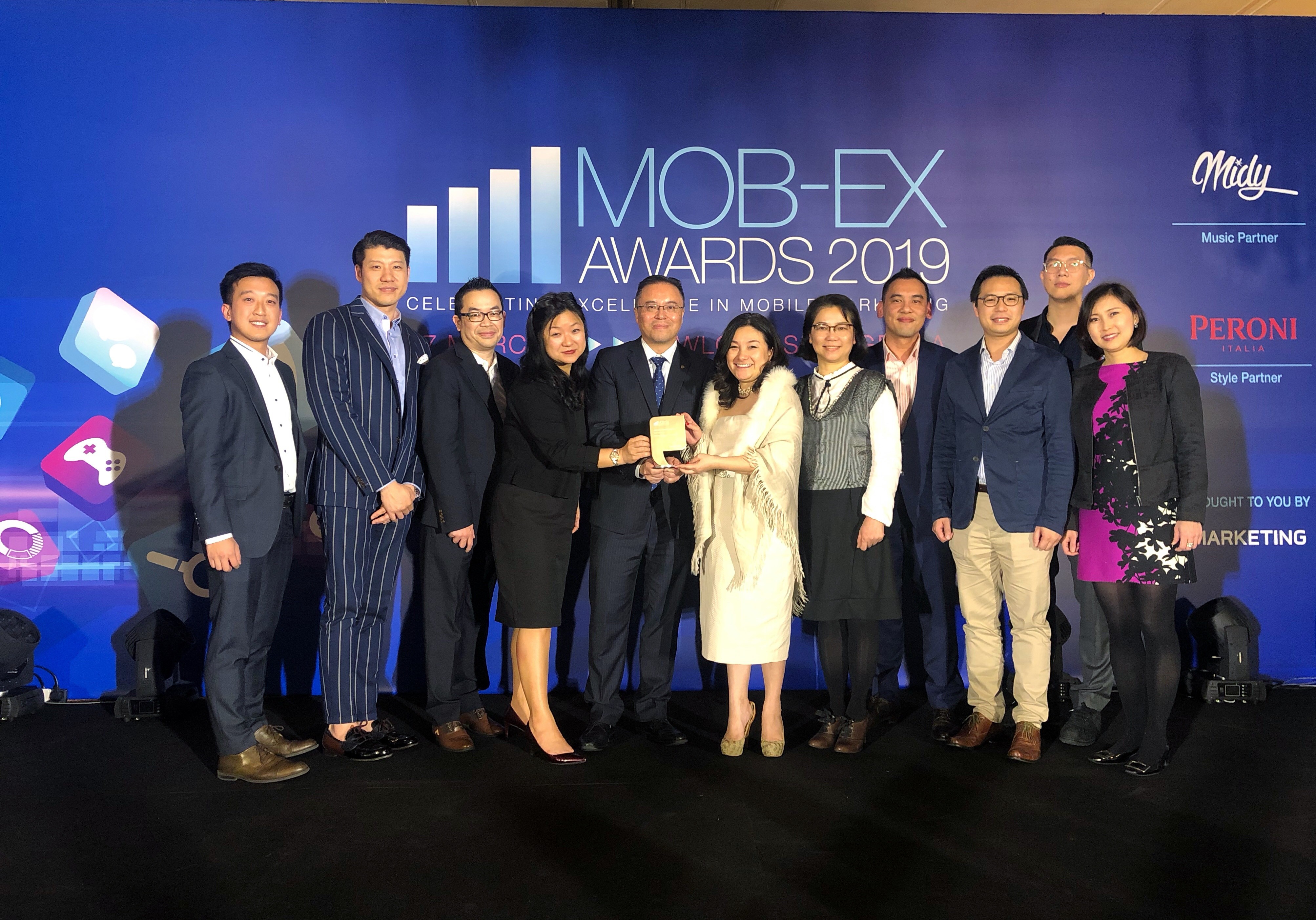Greg Kwan, Chief Financial Officer, Sun Life Hong Kong (fifth from the left), Janey Leung, Chief Client Officer, Sun Life Hong Kong (fourth from the left) and the team at the Mob-Ex Awards 2019.